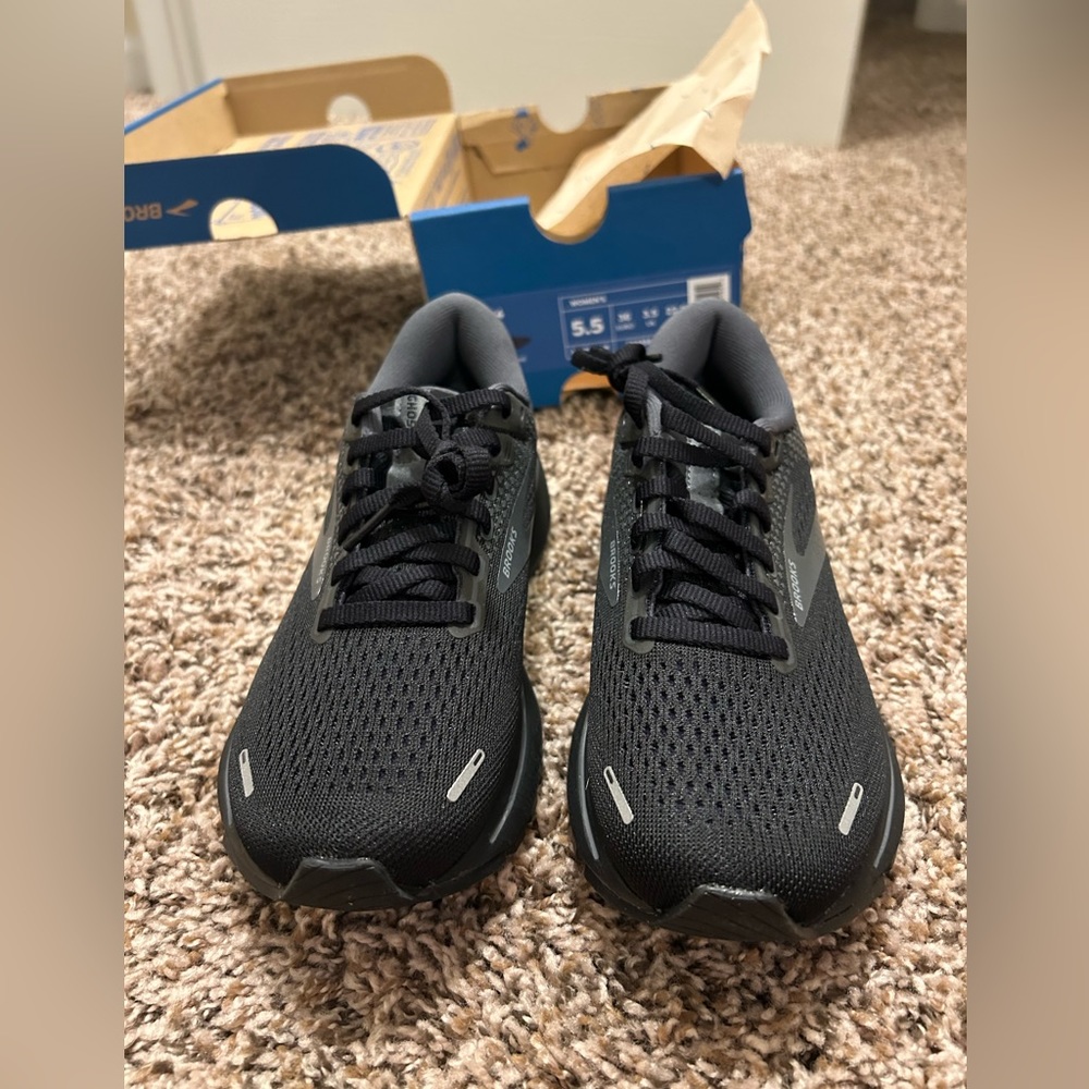 Brooks athletic shoes women